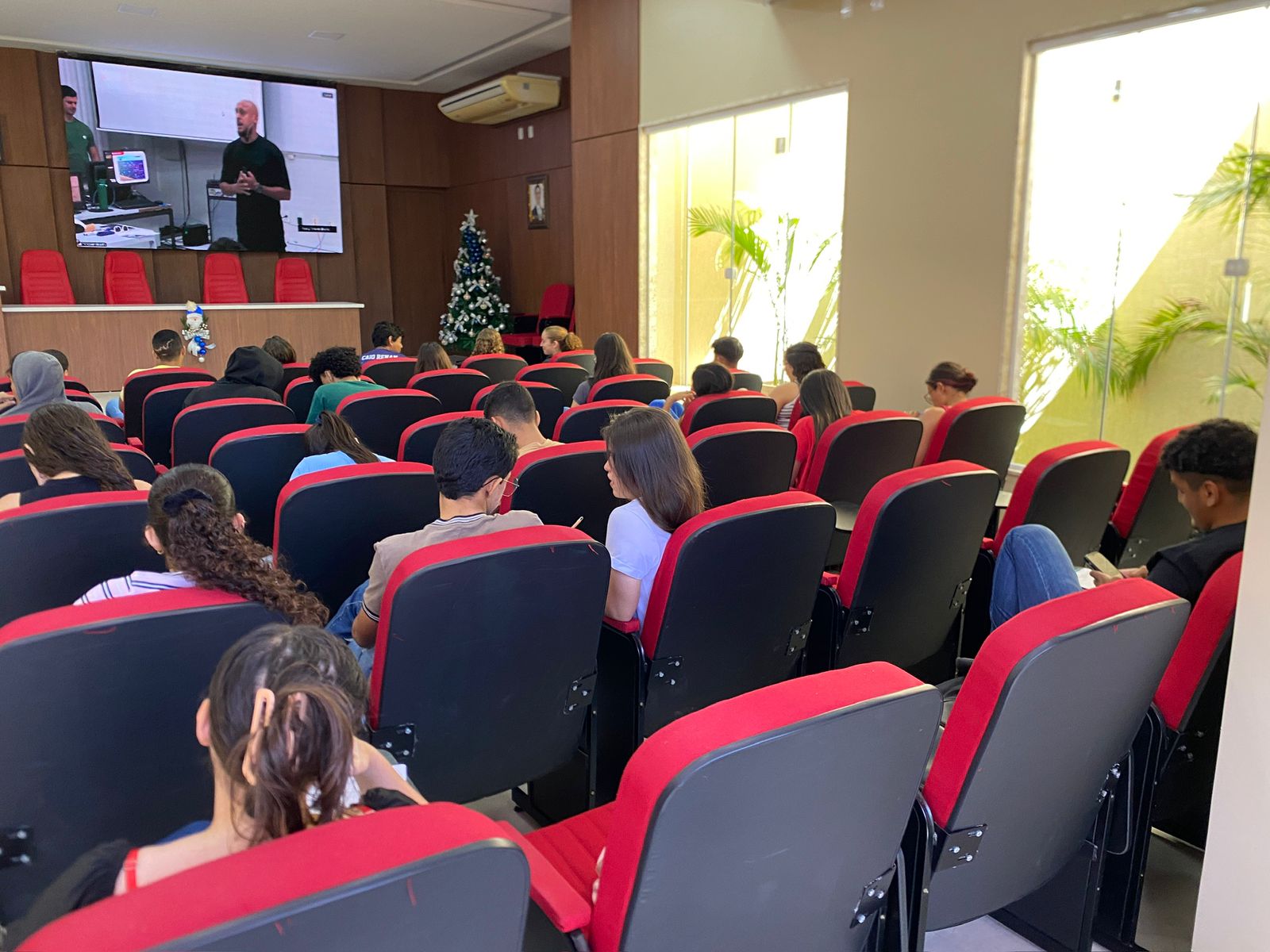 Em parceria com a ALARN, o Poder Legislativo Caraubense promoveu 14 sábados de aulões preparatórios para o ENEM e beneficiou cerca de 40 alunos caraubenses